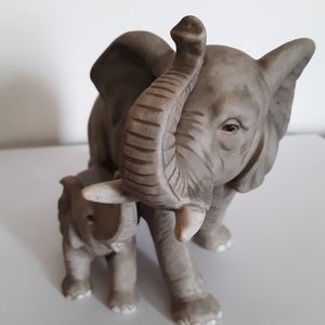 Elephant home decor. Mom and baby. Grey